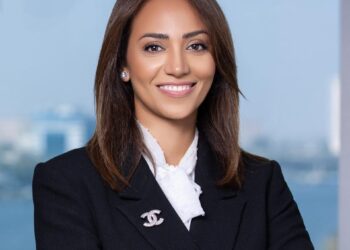 سارة حسني: الأسواق تستجيب فوريًا لضربة إسرائيل… والذهب يقفز كمرآة للقلق العالمي