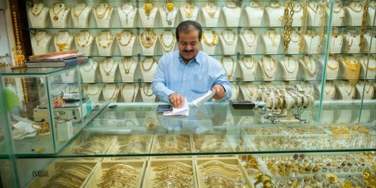 لماذا يسعى الإيرانيون إلى الأمان عبر الذهب؟