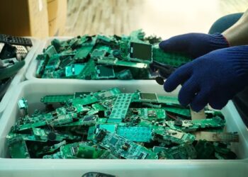 كنز في جيبك: طريقة جديدة وآمنة لاستخلاص الذهب من الهواتف القديمة