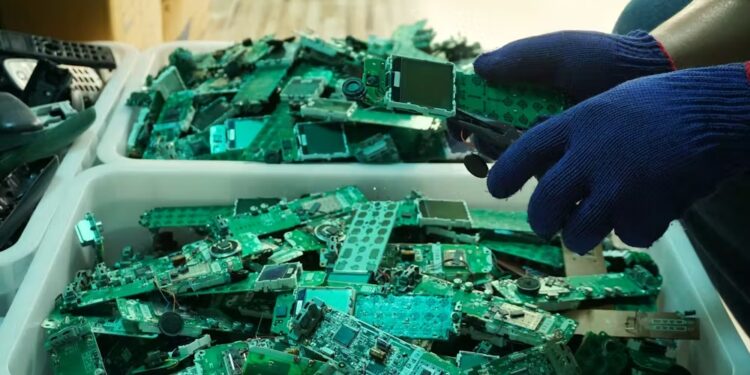 كنز في جيبك: طريقة جديدة وآمنة لاستخلاص الذهب من الهواتف القديمة