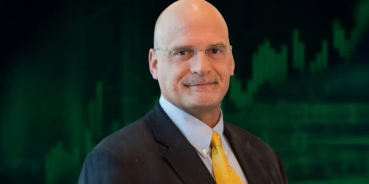 الركود يلوح في الأفق، والسياسات النقدية متشددة.. والذهب يواصل أداءه الاستثنائي