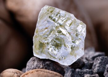 تقرير موسّع حول أداء “دي بيرز” للألماس في النصف الأول من 2025