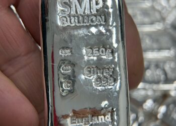 الطلب الصناعي يعزز من فرص صعود الفضة والأوقية تلامس أعلى مستوى لها في 14 عامًا