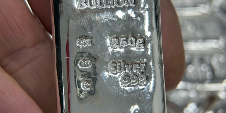الطلب الصناعي يعزز من فرص صعود الفضة والأوقية تلامس أعلى مستوى لها في 14 عامًا