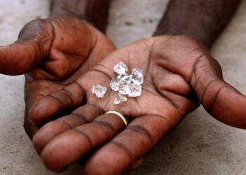 “أنجلو أمريكان” تُسرّع خطوات بيع “دي بيرز” وسط تراجع حاد في إنتاج الألماس وضعف الطلب العالمي