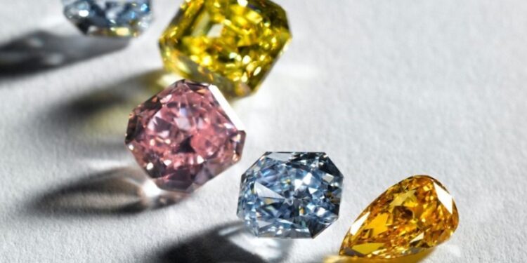الألماس الملوّن يهيمن على سوق المجوهرات.. ارتفاعات قياسية وتحوّلات استراتيجية