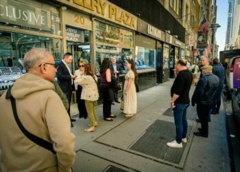 ارتفاع أسعار الذهب يشعل “هوس البيع” في حي الألماس بنيويورك… ونقص حاد في السيولة النقدية