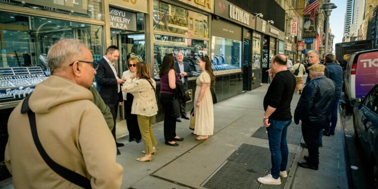 ارتفاع أسعار الذهب يشعل “هوس البيع” في حي الألماس بنيويورك… ونقص حاد في السيولة النقدية