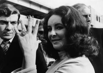 إليزابيث تايلور نسيت ماسة كروب الأسطورية بوزن 33 قيراطًا في جناح فندق!