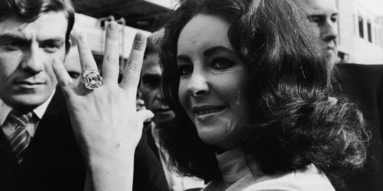 إليزابيث تايلور نسيت ماسة كروب الأسطورية بوزن 33 قيراطًا في جناح فندق! 96 إليزابيث تايلور نسيت ماسة كروب الأسطورية بوزن 33 قيراطًا في جناح فندق!