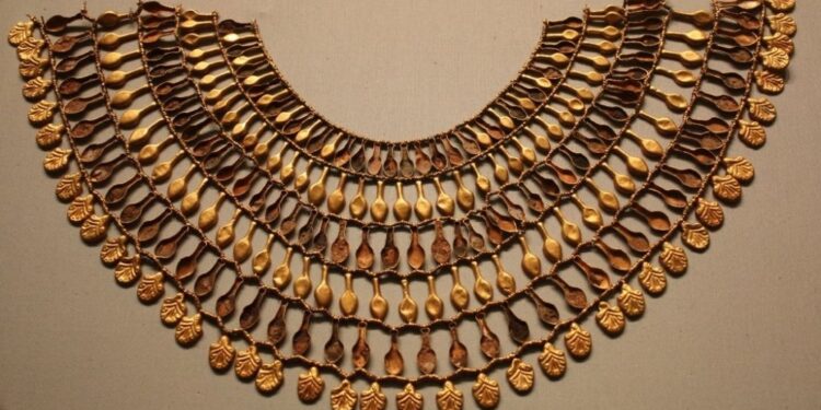 المتحف المصري الكبير يُطلق برنامجًا تدريبيًا عن صناعة الحلي في مصر القديمة