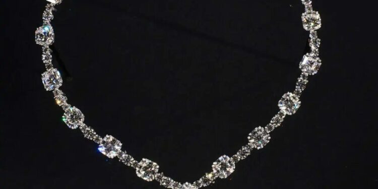 ألماسة تيفاني.. أسطورة صفراء تلمع في تاريخ المجوهرات العالمية