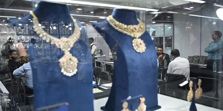 إنطلاق فعاليات المعرض الدولي الهندي للمجوهرات يوليو الجاري 93 إنطلاق فعاليات المعرض الدولي الهندي للمجوهرات يوليو الجاري