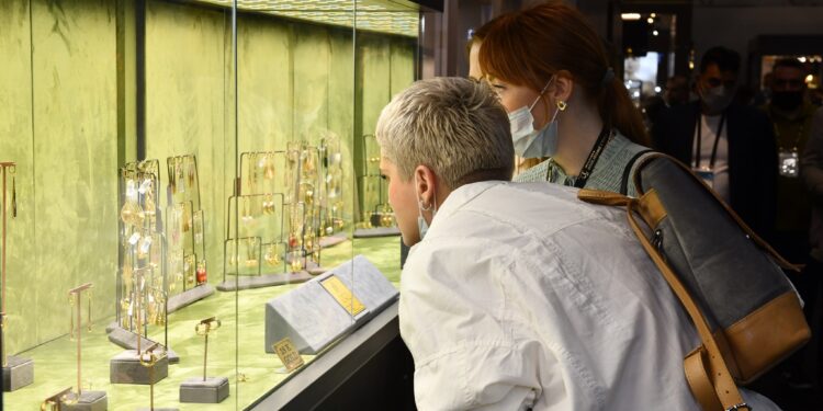 الاستهلاك الفردي من الذهب في الشرق الأوسط وآسيا خلال 15 عامًا… الإمارات والكويت تتصدران، ومصر تُسجل ارتفاعًا ملحوظًا في 2024