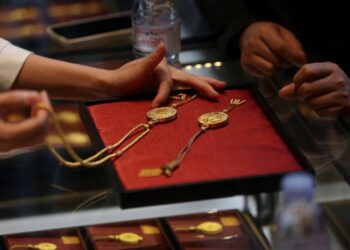 هيراوس: الذهب يحافظ على مكاسبه مع ضعف الدولار.. والفضة تفقد زخمها