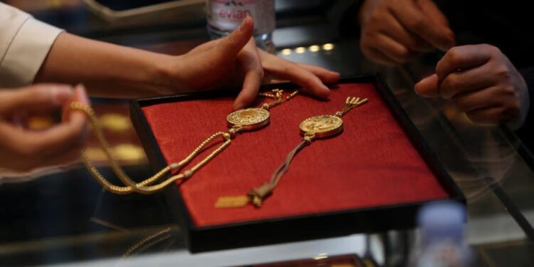 هيراوس: الذهب يحافظ على مكاسبه مع ضعف الدولار.. والفضة تفقد زخمها