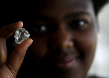 امرأة من نيويورك تعثر على ألماسة بيضاء بوزن 2.30 قيراط في حديقة منجم الألماس المفتوح