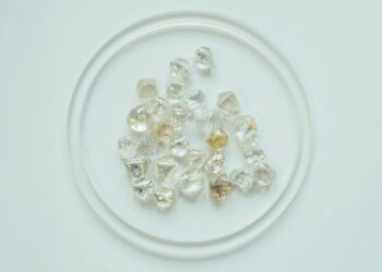 عملاق الماس الروسي يتكبد خسائر فادحة بفعل العقوبات الغربية