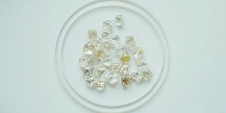 عملاق الماس الروسي يتكبد خسائر فادحة بفعل العقوبات الغربية