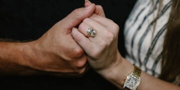 خاتم خطوبة تايلور سويفت… من حدث شخصي إلى ظاهرة مؤثرة في سوق الألماس والمجوهرات 7 خاتم خطوبة تايلور سويفت… من حدث شخصي إلى ظاهرة مؤثرة في سوق الألماس والمجوهرات