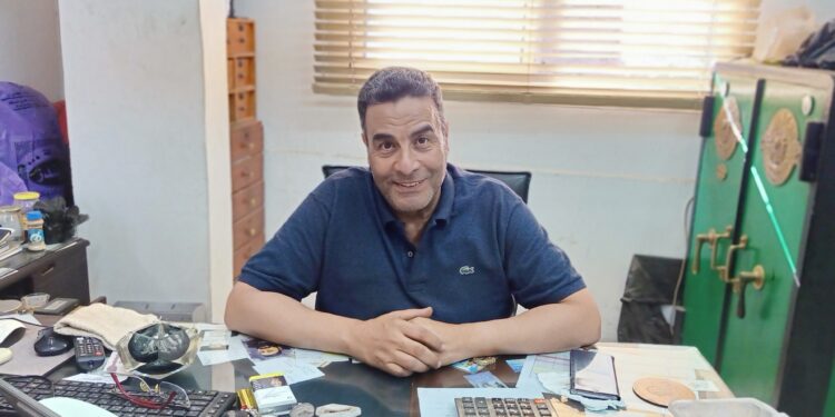 عادل نصيف يعلن خروجه من سوق الذهب بعد رحلة 50 عامًا من الإبداع اليدوي