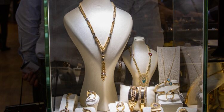 «آي صاغة»: استقرار أسعار الذهب مع ترقب الأسواق لقرار الفيدرالي الأمريكي 94 «آي صاغة»: استقرار أسعار الذهب مع ترقب الأسواق لقرار الفيدرالي الأمريكي