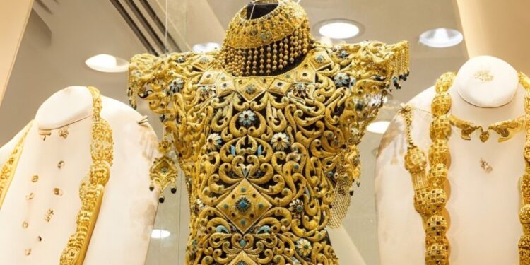 «فستان دبي» يدخل موسوعة جينيس كأثقل فستان ذهبي في العالم