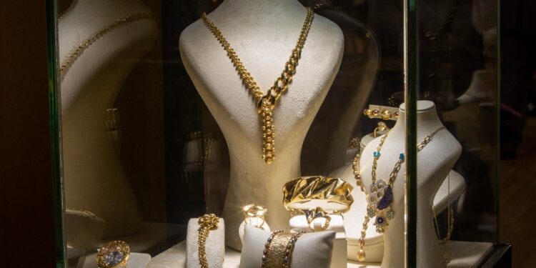 الذهب يسجّل أعلى مستوياته التاريخية مع الإغلاق الحكومي الأمريكي