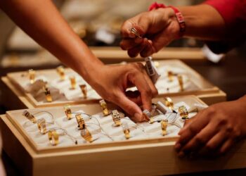 الذهب يسجل ارتفاعات طفيفة مدعومًا بتصاعد المخاطر العالمية وتوقعات خفض الفائدة الأمريكية