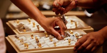 الذهب يسجل ارتفاعات طفيفة مدعومًا بتصاعد المخاطر العالمية وتوقعات خفض الفائدة الأمريكية 22 الذهب يسجل ارتفاعات طفيفة مدعومًا بتصاعد المخاطر العالمية وتوقعات خفض الفائدة الأمريكية