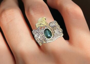 بمناسبة افتتاح المتحف المصري الكبير.. «رحاب عبد العال» تطلق مجموعة «لوتس» من الحُلي الفرعونية