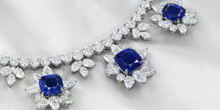 قلادة ياقوت وألماس تُحقق 16.1 مليون دولار في مزاد كريستيز