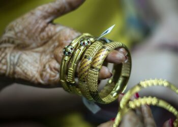 تراجع الطلب على الذهب كمجوهرات وصموده كاستثمار في الربع الثالث 2025