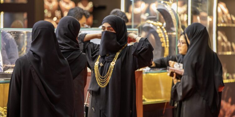 الإمارات ترسخ مكانتها مركزاً عالمياً للذهب مع قفزة 50% في تجارة 2025 94 الإمارات ترسخ مكانتها مركزاً عالمياً للذهب مع قفزة 50% في تجارة 2025