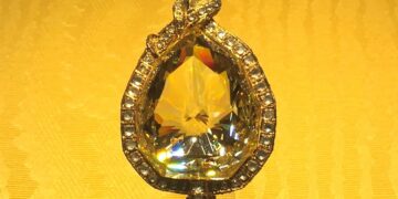 العثور على ماسة "فلورنتين" الأسطورية لعائلة هابسبورج في خزنة مصرفية بعد قرن من الاختفاء 1 العثور على ماسة “فلورنتين” الأسطورية لعائلة هابسبورج في خزنة مصرفية بعد قرن من الاختفاء