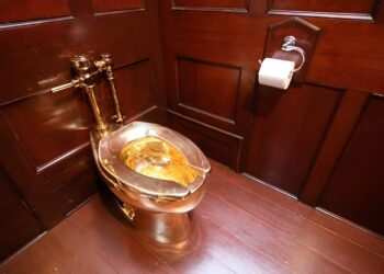 مرحاض “أمريكا” الذهبي يُباع مقابل 12.1 مليون دولار في مزاد سوذبيز