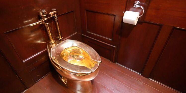 مرحاض "أمريكا" الذهبي يُباع مقابل 12.1 مليون دولار في مزاد سوذبيز 94 مرحاض “أمريكا” الذهبي يُباع مقابل 12.1 مليون دولار في مزاد سوذبيز