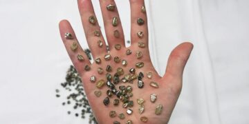 شركة تبيع 124 ألف قيراط من ألماس تمت مصادرته قبل 15 عامًا 11 شركة تبيع 124 ألف قيراط من ألماس تمت مصادرته قبل 15 عامًا