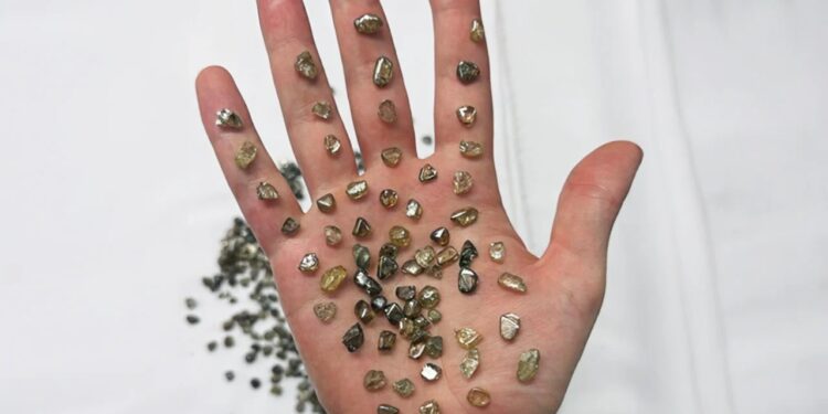 شركة تبيع 124 ألف قيراط من ألماس تمت مصادرته قبل 15 عامًا