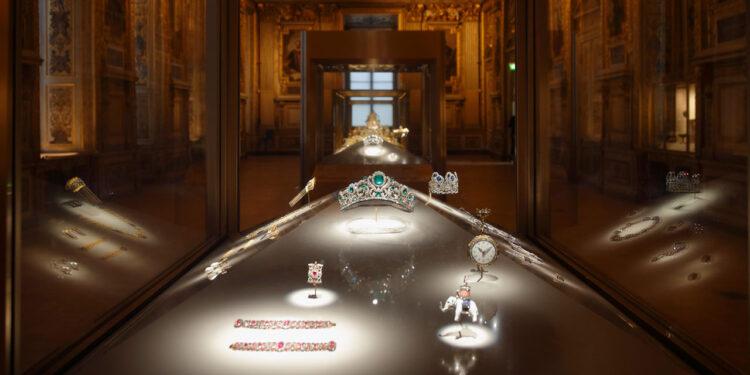 جرس إنذار بقيمة 100 مليون دولار.. سرقة تاج متحف اللوفر تهز العالم