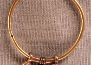 أناقة ملوكية من قلب المتحف المصري بالقاهرة: سوار «حبات الزيتون» الذهبي