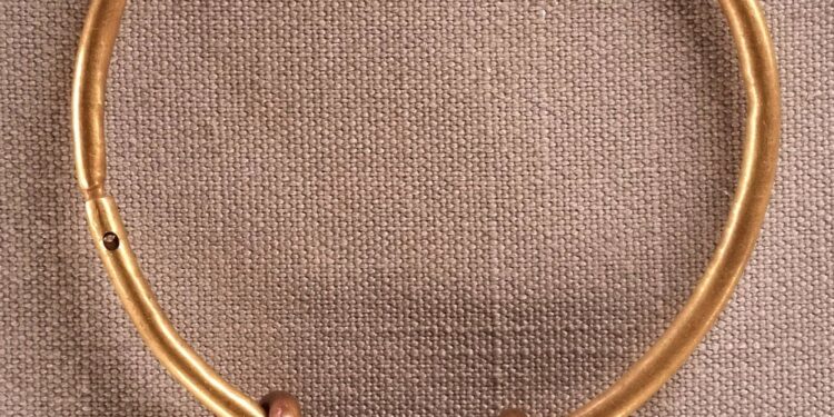 أناقة ملوكية من قلب المتحف المصري بالقاهرة: سوار «حبات الزيتون» الذهبي