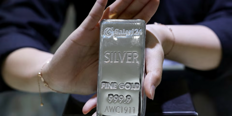 مركز الملاذ الآمن»: الفضة تقفز 60% في أقل من شهر وتسجل مستويات تاريخية