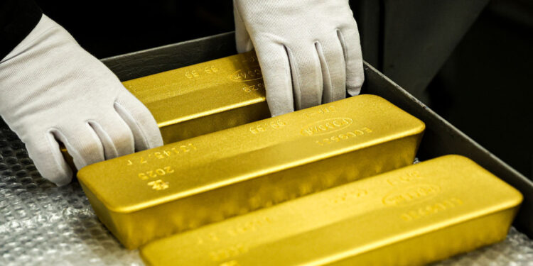 لماذا يواصل الذهب صعوده؟ وهل ما زال الشراء مجديًا عند هذه المستويات السعرية؟ 96 لماذا يواصل الذهب صعوده؟ وهل ما زال الشراء مجديًا عند هذه المستويات السعرية؟