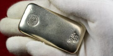 مركز «الملاذ الآمن»: ارتفاع قياسي لأسعار الفضة محليًا وعالميًا مع تصاعد التوترات الاقتصادية والسياسية 1 مركز «الملاذ الآمن»: ارتفاع قياسي لأسعار الفضة محليًا وعالميًا مع تصاعد التوترات الاقتصادية والسياسية