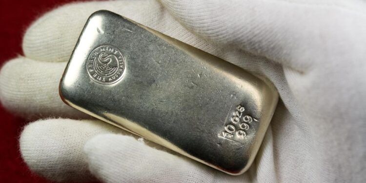 مركز «الملاذ الآمن»: ارتفاع قياسي لأسعار الفضة محليًا وعالميًا مع تصاعد التوترات الاقتصادية والسياسية