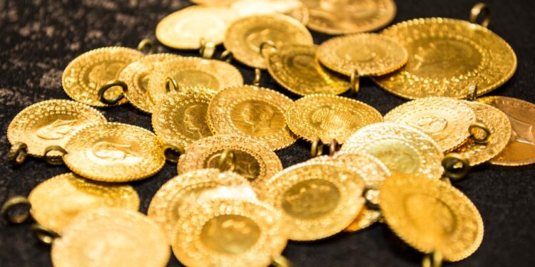 ارتفاع أسعار الذهب العالمية يخفض سكّ العملات الذهبية في تركيا إلى أدنى مستوى منذ 2021