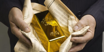 العلاوة والخصم في سوق الذهب.. لماذا تختلف الأسعار محليًا عن العالمية؟