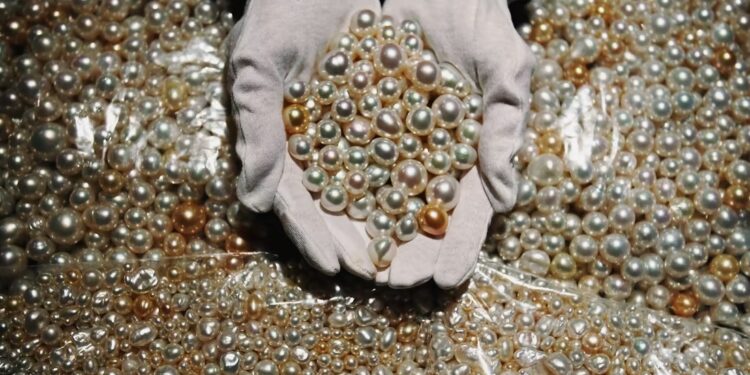 اللؤلؤ البحريني يقفز بأكثر من 40%