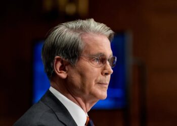 وزير الخزانة الأمريكي: الصين وراء التقلبات الحادة الأخيرة في أسواق الذهب